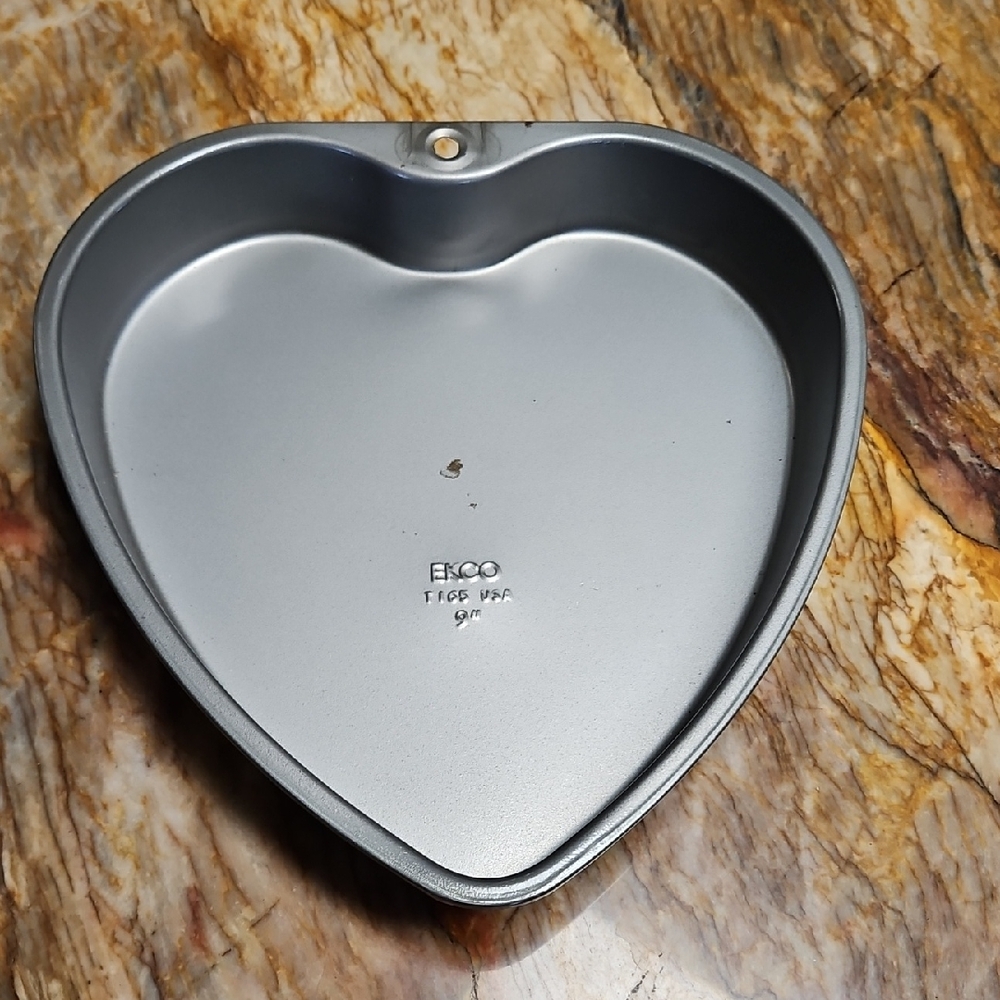 EKCO Heart-Shaped Silver Baking Pan 9"